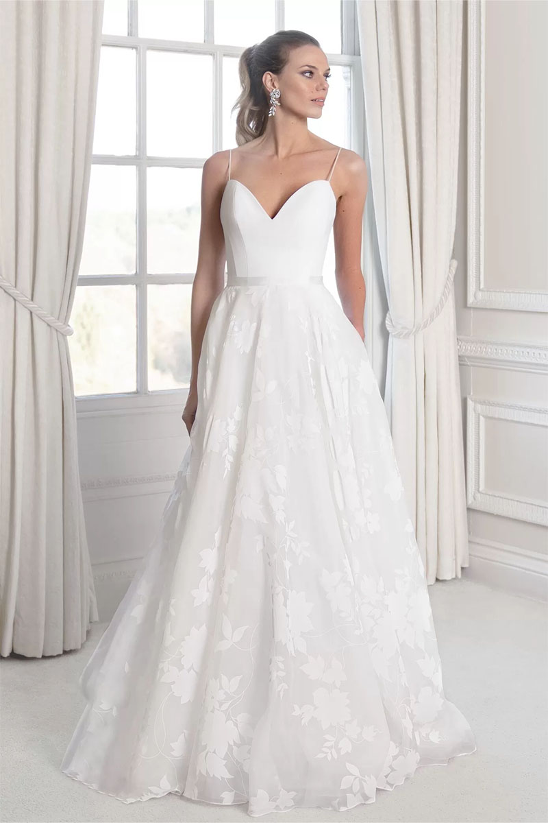 Alexandra Lace Wedding Dress | Jewelclues